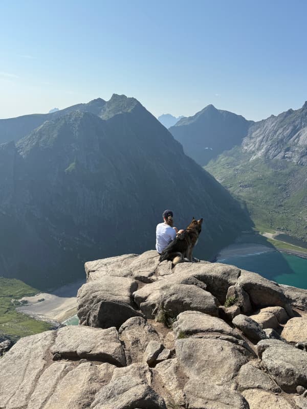 Sassi und Leeyah auf dem Ryten Gipfel, Lofoten