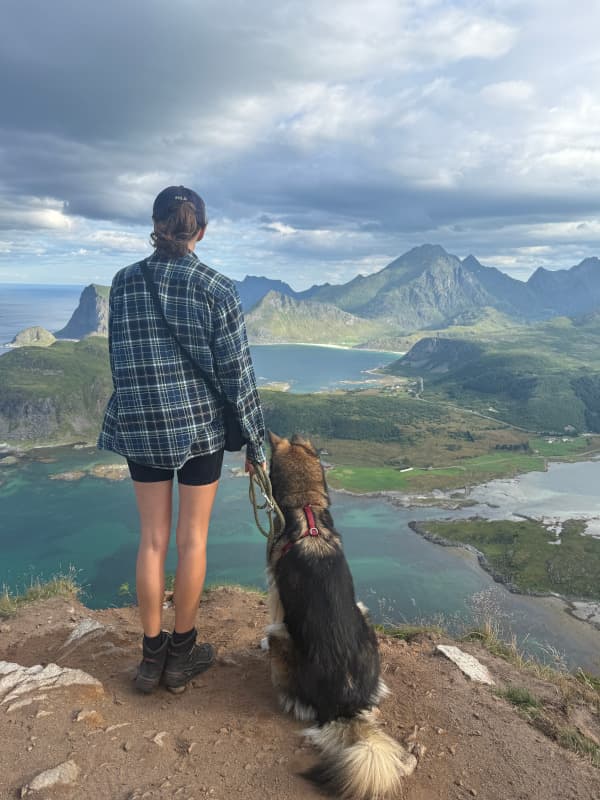 Sassi und Leeyah auf dem Gipfel Offersoykammen