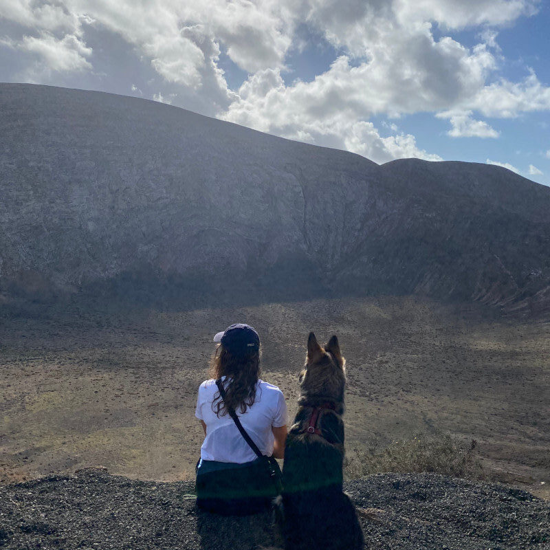 Sassi und Leeyah am Krater vom Vulkan Blanca auf Lanzarote