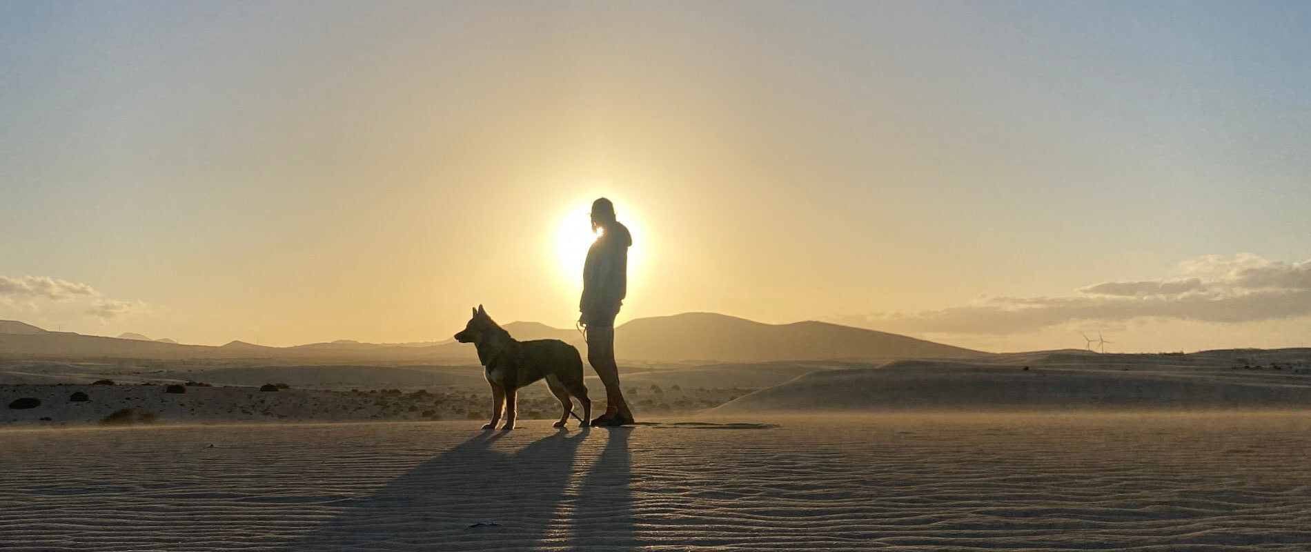 Sassi und Leeyah in den Sanddünen von Corralejo, Fuerteventura