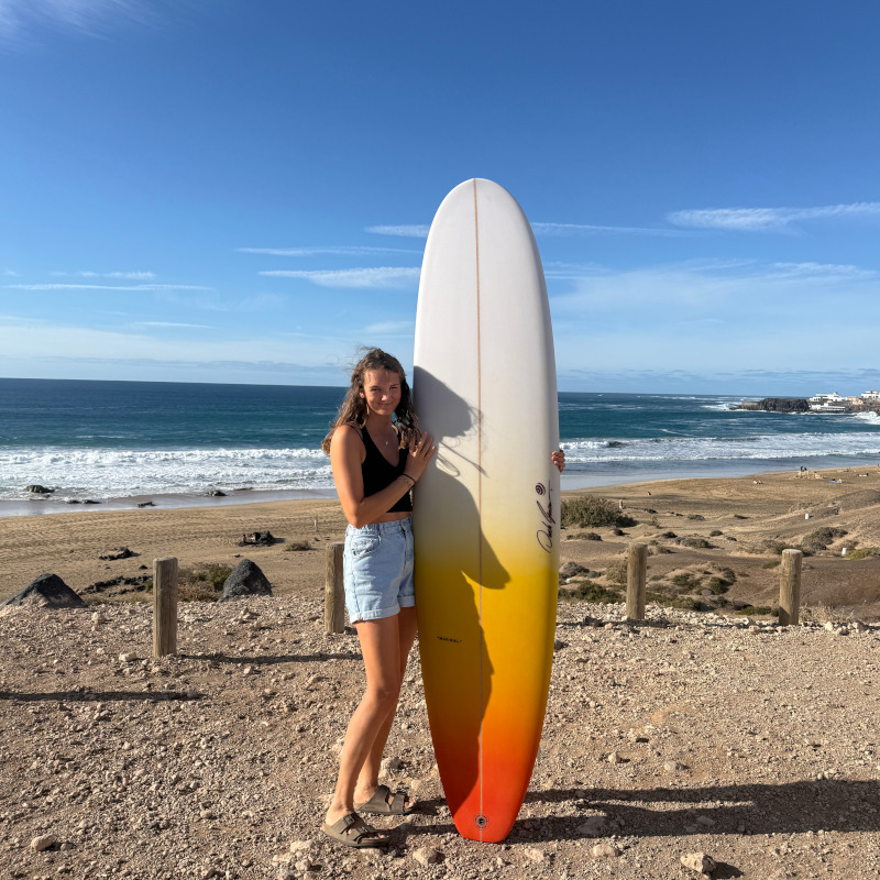 Sassi mit dem ersten Surfbrett auf Fuerteventura